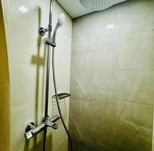 10g Cozy At Park Mckinley West Near Venice Mall * Manila