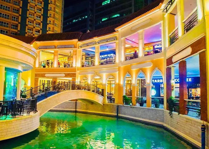 10g Cozy At Park Mckinley West Near Venice Mall Manila