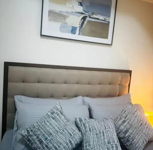 10g Cozy At Park Mckinley West Near Venice Mall Apartment Manila