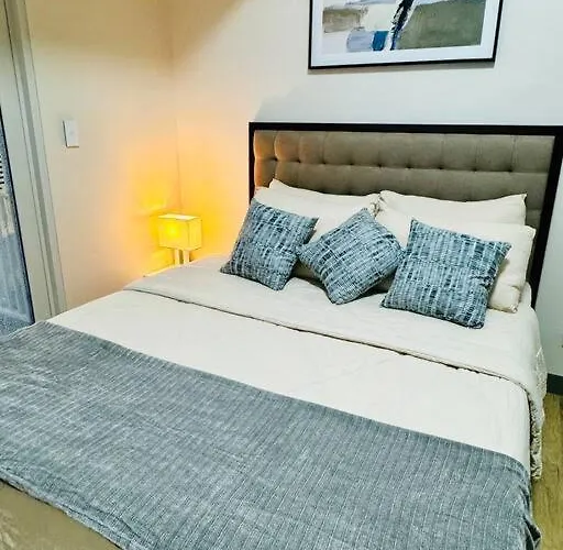 10g Cozy At Park Mckinley West Near Venice Mall Manila