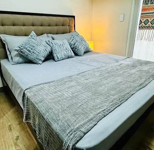 10g Cozy At Park Mckinley West Near Venice Mall Apartment Manila
